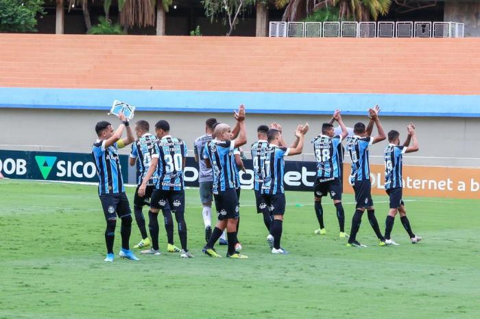 Os dois laterais da base do Grêmio que podem ganhar chances em