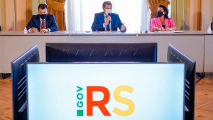 Secretário Artur Lemos, governador em exercício, Ernani Polo, e a presidente da Fepam, Marjorie Kauffmann - Foto: Joel Vargas / ALRS / Divulgação