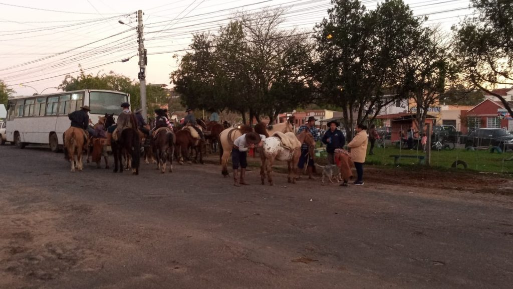 Já tradicional, a Praça Artigas foi ponto de encontro dos gaúchos, nesta semana