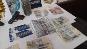 "Operacion Junquillo" con 16 detenidos, droga y armas en Rivera En horas de esta mañana la Direccion de Investigaciones de la Policia de Rivera, puso en marcha la denominada "Operacion Junquillo". En la misma se llevaron adelante un total de 5 allanamientos, con la detención de 16 personas, la incautacion de 2 armas de fuego, droga y varios vehículos. El objetivo de dicha operacion es la aclaracion de los homicidios de Charles Pain y Edgar Pacheco, registrados en Rivera en la jornada del 12 de enero del corriente año. Ampliaremos...