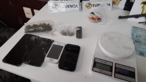 "Operacion Junquillo" con 16 detenidos, droga y armas en Rivera En horas de esta mañana la Direccion de Investigaciones de la Policia de Rivera, puso en marcha la denominada "Operacion Junquillo". En la misma se llevaron adelante un total de 5 allanamientos, con la detención de 16 personas, la incautacion de 2 armas de fuego, droga y varios vehículos. El objetivo de dicha operacion es la aclaracion de los homicidios de Charles Pain y Edgar Pacheco, registrados en Rivera en la jornada del 12 de enero del corriente año. Ampliaremos...