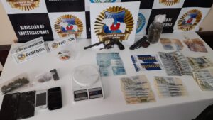"Operacion Junquillo" con 16 detenidos, droga y armas en Rivera En horas de esta mañana la Direccion de Investigaciones de la Policia de Rivera, puso en marcha la denominada "Operacion Junquillo". En la misma se llevaron adelante un total de 5 allanamientos, con la detención de 16 personas, la incautacion de 2 armas de fuego, droga y varios vehículos. El objetivo de dicha operacion es la aclaracion de los homicidios de Charles Pain y Edgar Pacheco, registrados en Rivera en la jornada del 12 de enero del corriente año. Ampliaremos...