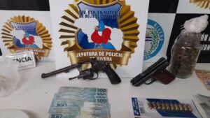 "Operacion Junquillo" con 16 detenidos, droga y armas en Rivera En horas de esta mañana la Direccion de Investigaciones de la Policia de Rivera, puso en marcha la denominada "Operacion Junquillo". En la misma se llevaron adelante un total de 5 allanamientos, con la detención de 16 personas, la incautacion de 2 armas de fuego, droga y varios vehículos. El objetivo de dicha operacion es la aclaracion de los homicidios de Charles Pain y Edgar Pacheco, registrados en Rivera en la jornada del 12 de enero del corriente año. Ampliaremos...