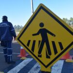 Atividades do Maio Amarelo busca conscientizar os motoristas A Secretaria Municipal de Trânsito e Mobilidade Urbana lançou nesta semana a campanha Maio Amarelo, com o tema “Excesso de velocidade causa acidentes”. O movimento, que dura todo o mês, busca conscientizar motoristas e pedestres sobre a prevenção de acidentes. O secretário municipal responsável pela pasta, Marcio Goulart, apontou que diversas ações conjuntas com a cidade de Rivera acontecerão durante o mês dedicado ao trânsito. “Já chamamos de Maio Amarelo, de sinal amarelo, de atenção. Nos indicando que devemos parar e pensar nas nossas atitudes no trânsito, tentar diminuir ou minimizar as nossas tragédias que vem ocorrendo a cada ano em matéria de trânsito”, explicou o secretário. Somando os poderes públicos, de fiscalização, de polícia e o executivo, junto com a população, o objetivo é levar mais educação sobre o trafego de veículos e pedestres no dia-a-dia. “Nas baladas seguras e nas blitz, nós tentamos educar. Com as pistas que estão acontecendo aqui no Macro e em outros locais que estivemos presentes, estamos tentando educar também as crianças que serão os futuros condutores”. Atitudes como não ultrapassar em locais proibidos, excesso de velocidade, alcoolemia e não dar a preferência, serão abordadas, a fim de tentar minimiza as tragédias, destacou Marcio Goulart.