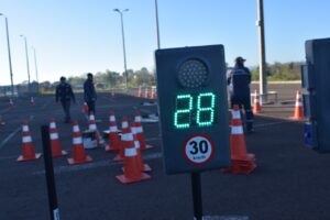 Atividades do Maio Amarelo busca conscientizar os motoristas A Secretaria Municipal de Trânsito e Mobilidade Urbana lançou nesta semana a campanha Maio Amarelo, com o tema “Excesso de velocidade causa acidentes”. O movimento, que dura todo o mês, busca conscientizar motoristas e pedestres sobre a prevenção de acidentes. O secretário municipal responsável pela pasta, Marcio Goulart, apontou que diversas ações conjuntas com a cidade de Rivera acontecerão durante o mês dedicado ao trânsito. “Já chamamos de Maio Amarelo, de sinal amarelo, de atenção. Nos indicando que devemos parar e pensar nas nossas atitudes no trânsito, tentar diminuir ou minimizar as nossas tragédias que vem ocorrendo a cada ano em matéria de trânsito”, explicou o secretário. Somando os poderes públicos, de fiscalização, de polícia e o executivo, junto com a população, o objetivo é levar mais educação sobre o trafego de veículos e pedestres no dia-a-dia. “Nas baladas seguras e nas blitz, nós tentamos educar. Com as pistas que estão acontecendo aqui no Macro e em outros locais que estivemos presentes, estamos tentando educar também as crianças que serão os futuros condutores”. Atitudes como não ultrapassar em locais proibidos, excesso de velocidade, alcoolemia e não dar a preferência, serão abordadas, a fim de tentar minimiza as tragédias, destacou Marcio Goulart.