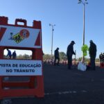 Atividades do Maio Amarelo busca conscientizar os motoristas A Secretaria Municipal de Trânsito e Mobilidade Urbana lançou nesta semana a campanha Maio Amarelo, com o tema “Excesso de velocidade causa acidentes”. O movimento, que dura todo o mês, busca conscientizar motoristas e pedestres sobre a prevenção de acidentes. O secretário municipal responsável pela pasta, Marcio Goulart, apontou que diversas ações conjuntas com a cidade de Rivera acontecerão durante o mês dedicado ao trânsito. “Já chamamos de Maio Amarelo, de sinal amarelo, de atenção. Nos indicando que devemos parar e pensar nas nossas atitudes no trânsito, tentar diminuir ou minimizar as nossas tragédias que vem ocorrendo a cada ano em matéria de trânsito”, explicou o secretário. Somando os poderes públicos, de fiscalização, de polícia e o executivo, junto com a população, o objetivo é levar mais educação sobre o trafego de veículos e pedestres no dia-a-dia. “Nas baladas seguras e nas blitz, nós tentamos educar. Com as pistas que estão acontecendo aqui no Macro e em outros locais que estivemos presentes, estamos tentando educar também as crianças que serão os futuros condutores”. Atitudes como não ultrapassar em locais proibidos, excesso de velocidade, alcoolemia e não dar a preferência, serão abordadas, a fim de tentar minimiza as tragédias, destacou Marcio Goulart.
