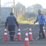 Atividades do Maio Amarelo busca conscientizar os motoristas A Secretaria Municipal de Trânsito e Mobilidade Urbana lançou nesta semana a campanha Maio Amarelo, com o tema “Excesso de velocidade causa acidentes”. O movimento, que dura todo o mês, busca conscientizar motoristas e pedestres sobre a prevenção de acidentes. O secretário municipal responsável pela pasta, Marcio Goulart, apontou que diversas ações conjuntas com a cidade de Rivera acontecerão durante o mês dedicado ao trânsito. “Já chamamos de Maio Amarelo, de sinal amarelo, de atenção. Nos indicando que devemos parar e pensar nas nossas atitudes no trânsito, tentar diminuir ou minimizar as nossas tragédias que vem ocorrendo a cada ano em matéria de trânsito”, explicou o secretário. Somando os poderes públicos, de fiscalização, de polícia e o executivo, junto com a população, o objetivo é levar mais educação sobre o trafego de veículos e pedestres no dia-a-dia. “Nas baladas seguras e nas blitz, nós tentamos educar. Com as pistas que estão acontecendo aqui no Macro e em outros locais que estivemos presentes, estamos tentando educar também as crianças que serão os futuros condutores”. Atitudes como não ultrapassar em locais proibidos, excesso de velocidade, alcoolemia e não dar a preferência, serão abordadas, a fim de tentar minimiza as tragédias, destacou Marcio Goulart.