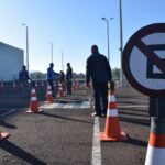 Atividades do Maio Amarelo busca conscientizar os motoristas A Secretaria Municipal de Trânsito e Mobilidade Urbana lançou nesta semana a campanha Maio Amarelo, com o tema “Excesso de velocidade causa acidentes”. O movimento, que dura todo o mês, busca conscientizar motoristas e pedestres sobre a prevenção de acidentes. O secretário municipal responsável pela pasta, Marcio Goulart, apontou que diversas ações conjuntas com a cidade de Rivera acontecerão durante o mês dedicado ao trânsito. “Já chamamos de Maio Amarelo, de sinal amarelo, de atenção. Nos indicando que devemos parar e pensar nas nossas atitudes no trânsito, tentar diminuir ou minimizar as nossas tragédias que vem ocorrendo a cada ano em matéria de trânsito”, explicou o secretário. Somando os poderes públicos, de fiscalização, de polícia e o executivo, junto com a população, o objetivo é levar mais educação sobre o trafego de veículos e pedestres no dia-a-dia. “Nas baladas seguras e nas blitz, nós tentamos educar. Com as pistas que estão acontecendo aqui no Macro e em outros locais que estivemos presentes, estamos tentando educar também as crianças que serão os futuros condutores”. Atitudes como não ultrapassar em locais proibidos, excesso de velocidade, alcoolemia e não dar a preferência, serão abordadas, a fim de tentar minimiza as tragédias, destacou Marcio Goulart.
