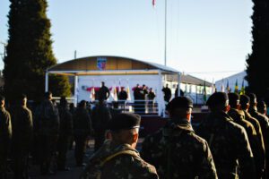 Na última sexta-feira (3), o 7º Regimento de Cavalaria Mecanizado realizou  uma formatura geral com o objetivo de homenagear militares e transmitir recomendações do comando. A cerimonia aconteceu no pátio de e transmitir recomendações do comando e na oportunidade seis militares foram homenageados.  De acordo com o comandante do Regimento, tenente coronel Rafael Polinício Lanza Braga, a formatura geral cumpre com o previsto no Programa “Força da nossa Força”, que visa reconhecer e valorizar militares por seu destacado trabalho.  Receberam os destaques, o 2º Tenente Alexandre Wagner Santos, o 1º Sargento Alexandre Rodrigues Barbosa e o 2º Sargento Wilker Rodrigues de Brito, por terem sido promovidos em 1º de junho de 2022. O 2º Sargento Leandro Poitevin de Oliveira e o 2º Sargento Jackson Roberto Martins Do Canto, por terem concluído o Curso de Aproveitamento de Sargentos e o Pelotão de Manutenção do Regimento, que, sob o comando do 1º Tenente Matheus Malaquias Rodrigues, vem desenvolvendo um excelente trabalho, através de medidas proativas, para conservação e recuperação das viaturas.