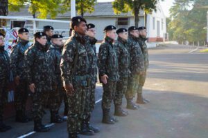 Na última sexta-feira (3), o 7º Regimento de Cavalaria Mecanizado realizou  uma formatura geral com o objetivo de homenagear militares e transmitir recomendações do comando. A cerimonia aconteceu no pátio de e transmitir recomendações do comando e na oportunidade seis militares foram homenageados.  De acordo com o comandante do Regimento, tenente coronel Rafael Polinício Lanza Braga, a formatura geral cumpre com o previsto no Programa “Força da nossa Força”, que visa reconhecer e valorizar militares por seu destacado trabalho.  Receberam os destaques, o 2º Tenente Alexandre Wagner Santos, o 1º Sargento Alexandre Rodrigues Barbosa e o 2º Sargento Wilker Rodrigues de Brito, por terem sido promovidos em 1º de junho de 2022. O 2º Sargento Leandro Poitevin de Oliveira e o 2º Sargento Jackson Roberto Martins Do Canto, por terem concluído o Curso de Aproveitamento de Sargentos e o Pelotão de Manutenção do Regimento, que, sob o comando do 1º Tenente Matheus Malaquias Rodrigues, vem desenvolvendo um excelente trabalho, através de medidas proativas, para conservação e recuperação das viaturas.