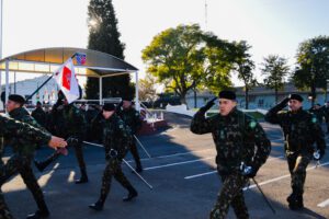 Na última sexta-feira (3), o 7º Regimento de Cavalaria Mecanizado realizou  uma formatura geral com o objetivo de homenagear militares e transmitir recomendações do comando. A cerimonia aconteceu no pátio de e transmitir recomendações do comando e na oportunidade seis militares foram homenageados.  De acordo com o comandante do Regimento, tenente coronel Rafael Polinício Lanza Braga, a formatura geral cumpre com o previsto no Programa “Força da nossa Força”, que visa reconhecer e valorizar militares por seu destacado trabalho.  Receberam os destaques, o 2º Tenente Alexandre Wagner Santos, o 1º Sargento Alexandre Rodrigues Barbosa e o 2º Sargento Wilker Rodrigues de Brito, por terem sido promovidos em 1º de junho de 2022. O 2º Sargento Leandro Poitevin de Oliveira e o 2º Sargento Jackson Roberto Martins Do Canto, por terem concluído o Curso de Aproveitamento de Sargentos e o Pelotão de Manutenção do Regimento, que, sob o comando do 1º Tenente Matheus Malaquias Rodrigues, vem desenvolvendo um excelente trabalho, através de medidas proativas, para conservação e recuperação das viaturas.