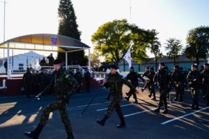 Na última sexta-feira (3), o 7º Regimento de Cavalaria Mecanizado realizou  uma formatura geral com o objetivo de homenagear militares e transmitir recomendações do comando. A cerimonia aconteceu no pátio de e transmitir recomendações do comando e na oportunidade seis militares foram homenageados.  De acordo com o comandante do Regimento, tenente coronel Rafael Polinício Lanza Braga, a formatura geral cumpre com o previsto no Programa “Força da nossa Força”, que visa reconhecer e valorizar militares por seu destacado trabalho.  Receberam os destaques, o 2º Tenente Alexandre Wagner Santos, o 1º Sargento Alexandre Rodrigues Barbosa e o 2º Sargento Wilker Rodrigues de Brito, por terem sido promovidos em 1º de junho de 2022. O 2º Sargento Leandro Poitevin de Oliveira e o 2º Sargento Jackson Roberto Martins Do Canto, por terem concluído o Curso de Aproveitamento de Sargentos e o Pelotão de Manutenção do Regimento, que, sob o comando do 1º Tenente Matheus Malaquias Rodrigues, vem desenvolvendo um excelente trabalho, através de medidas proativas, para conservação e recuperação das viaturas.