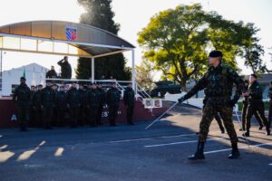 Na última sexta-feira (3), o 7º Regimento de Cavalaria Mecanizado realizou  uma formatura geral com o objetivo de homenagear militares e transmitir recomendações do comando. A cerimonia aconteceu no pátio de e transmitir recomendações do comando e na oportunidade seis militares foram homenageados.  De acordo com o comandante do Regimento, tenente coronel Rafael Polinício Lanza Braga, a formatura geral cumpre com o previsto no Programa “Força da nossa Força”, que visa reconhecer e valorizar militares por seu destacado trabalho.  Receberam os destaques, o 2º Tenente Alexandre Wagner Santos, o 1º Sargento Alexandre Rodrigues Barbosa e o 2º Sargento Wilker Rodrigues de Brito, por terem sido promovidos em 1º de junho de 2022. O 2º Sargento Leandro Poitevin de Oliveira e o 2º Sargento Jackson Roberto Martins Do Canto, por terem concluído o Curso de Aproveitamento de Sargentos e o Pelotão de Manutenção do Regimento, que, sob o comando do 1º Tenente Matheus Malaquias Rodrigues, vem desenvolvendo um excelente trabalho, através de medidas proativas, para conservação e recuperação das viaturas.