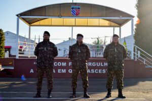 Na última sexta-feira (3), o 7º Regimento de Cavalaria Mecanizado realizou  uma formatura geral com o objetivo de homenagear militares e transmitir recomendações do comando. A cerimonia aconteceu no pátio de e transmitir recomendações do comando e na oportunidade seis militares foram homenageados.  De acordo com o comandante do Regimento, tenente coronel Rafael Polinício Lanza Braga, a formatura geral cumpre com o previsto no Programa “Força da nossa Força”, que visa reconhecer e valorizar militares por seu destacado trabalho.  Receberam os destaques, o 2º Tenente Alexandre Wagner Santos, o 1º Sargento Alexandre Rodrigues Barbosa e o 2º Sargento Wilker Rodrigues de Brito, por terem sido promovidos em 1º de junho de 2022. O 2º Sargento Leandro Poitevin de Oliveira e o 2º Sargento Jackson Roberto Martins Do Canto, por terem concluído o Curso de Aproveitamento de Sargentos e o Pelotão de Manutenção do Regimento, que, sob o comando do 1º Tenente Matheus Malaquias Rodrigues, vem desenvolvendo um excelente trabalho, através de medidas proativas, para conservação e recuperação das viaturas.