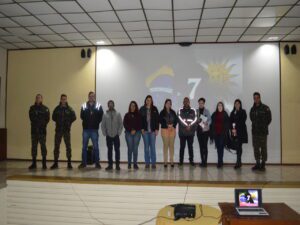 Temporada Hípica do 7º acontece em agosto Na última quinta-feira (9), aconteceu no 7º Regimento de Cavalaria Mecanizado (7º RC Mec), a 1ª reunião de coordenação para organização da Temporada Hípica organizada pelo regimento. A competição está prevista para ocorrer no período de 18 a 21 de agosto deste ano e contará com a participação estimada de mais de 100 conjuntos dos municípios da região e do norte do Uruguai. De acordo com o Subcomandante do 7º RC Mec, tenente coronel Jeandré Peralta Umpierre, a reunião contou com a participação de empresários e imprensa de Sant’Ana do Livramento.