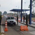 OPERAÇÃO FRONTEIRA SUL O 7° Regimento de Cavalaria Mecanizado, “Regimento Brigadeiro Vasco Alves Pereira”, participou, no período de 18 a 22 de junho de 2022, da Operação Fronteira Sul, em cooperação e coordenação com os Órgãos de Segurança Pública Federais e Estaduais, Instituições de Fiscalização do município de Santana do Livramento, com o objetivo de realizar atividades preventivas e repressivas na faixa de fronteira. Durante a Operação, foi empregado o Esquadrão FORSUL do Regimento, tropa pronto emprego especializada para este tipo de ação. As atividades foram realizadas em diversas áreas do município, por meio de estabelecimento de Postos de Bloqueio e Controle de Estradas, operações do tipo “Check Point”, revistas de automóveis e pessoal, a fim de combater ilícitos transfronteiriços e crimes de descaminho. É o Exército Brasileiro, os Órgãos de Segurança e Fiscalização (Instituições de Estado) sempre presentes e atuantes em suas esferas de atribuições, unindo esforços em apoio à sociedade, mantendo a Soberania e provendo a segurança.