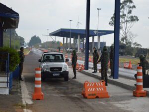 OPERAÇÃO FRONTEIRA SUL O 7° Regimento de Cavalaria Mecanizado, “Regimento Brigadeiro Vasco Alves Pereira”, participou, no período de 18 a 22 de junho de 2022, da Operação Fronteira Sul, em cooperação e coordenação com os Órgãos de Segurança Pública Federais e Estaduais, Instituições de Fiscalização do município de Santana do Livramento, com o objetivo de realizar atividades preventivas e repressivas na faixa de fronteira. Durante a Operação, foi empregado o Esquadrão FORSUL do Regimento, tropa pronto emprego especializada para este tipo de ação. As atividades foram realizadas em diversas áreas do município, por meio de estabelecimento de Postos de Bloqueio e Controle de Estradas, operações do tipo “Check Point”, revistas de automóveis e pessoal, a fim de combater ilícitos transfronteiriços e crimes de descaminho. É o Exército Brasileiro, os Órgãos de Segurança e Fiscalização (Instituições de Estado) sempre presentes e atuantes em suas esferas de atribuições, unindo esforços em apoio à sociedade, mantendo a Soberania e provendo a segurança.