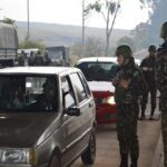 OPERAÇÃO FRONTEIRA SUL O 7° Regimento de Cavalaria Mecanizado, “Regimento Brigadeiro Vasco Alves Pereira”, participou, no período de 18 a 22 de junho de 2022, da Operação Fronteira Sul, em cooperação e coordenação com os Órgãos de Segurança Pública Federais e Estaduais, Instituições de Fiscalização do município de Santana do Livramento, com o objetivo de realizar atividades preventivas e repressivas na faixa de fronteira. Durante a Operação, foi empregado o Esquadrão FORSUL do Regimento, tropa pronto emprego especializada para este tipo de ação. As atividades foram realizadas em diversas áreas do município, por meio de estabelecimento de Postos de Bloqueio e Controle de Estradas, operações do tipo “Check Point”, revistas de automóveis e pessoal, a fim de combater ilícitos transfronteiriços e crimes de descaminho. É o Exército Brasileiro, os Órgãos de Segurança e Fiscalização (Instituições de Estado) sempre presentes e atuantes em suas esferas de atribuições, unindo esforços em apoio à sociedade, mantendo a Soberania e provendo a segurança.
