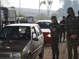 OPERAÇÃO FRONTEIRA SUL O 7° Regimento de Cavalaria Mecanizado, “Regimento Brigadeiro Vasco Alves Pereira”, participou, no período de 18 a 22 de junho de 2022, da Operação Fronteira Sul, em cooperação e coordenação com os Órgãos de Segurança Pública Federais e Estaduais, Instituições de Fiscalização do município de Santana do Livramento, com o objetivo de realizar atividades preventivas e repressivas na faixa de fronteira. Durante a Operação, foi empregado o Esquadrão FORSUL do Regimento, tropa pronto emprego especializada para este tipo de ação. As atividades foram realizadas em diversas áreas do município, por meio de estabelecimento de Postos de Bloqueio e Controle de Estradas, operações do tipo “Check Point”, revistas de automóveis e pessoal, a fim de combater ilícitos transfronteiriços e crimes de descaminho. É o Exército Brasileiro, os Órgãos de Segurança e Fiscalização (Instituições de Estado) sempre presentes e atuantes em suas esferas de atribuições, unindo esforços em apoio à sociedade, mantendo a Soberania e provendo a segurança.