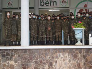 DOAÇÃO DE SANGUE No mês de junho o Exército Brasileiro está realizando a Campanha “Ajudar está no nosso sangue”, constante nas Diretrizes de Comunicação Social do Exército, visando à doação voluntária de sangue, com a finalidade de aumentar o número de doações. Neste contexto, no dia 22 de junho de 2022, 39 militares do 7º Regimento de Cavalaria Mecanizado, “Regimento Brigadeiro Vasco Alves Pereira”, realizaram doação de sangue na sala de doações da Santa Casa de Misericórdia, do município de Santana do Livramento, com objetivo de colaborar para reposição de estoque do banco de sangue daquela Instituição e intensificar o espírito de solidariedade, exaltando o lema “EXÉRCITO BRASILEIRO – BRAÇO FORTE, MÃO AMIGA”. Santana do Livramento – RS, 22 de junho de 2022.