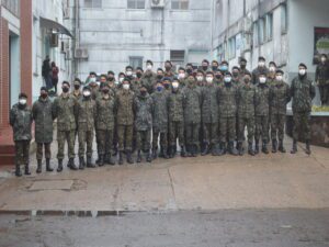 DOAÇÃO DE SANGUE No mês de junho o Exército Brasileiro está realizando a Campanha “Ajudar está no nosso sangue”, constante nas Diretrizes de Comunicação Social do Exército, visando à doação voluntária de sangue, com a finalidade de aumentar o número de doações. Neste contexto, no dia 22 de junho de 2022, 39 militares do 7º Regimento de Cavalaria Mecanizado, “Regimento Brigadeiro Vasco Alves Pereira”, realizaram doação de sangue na sala de doações da Santa Casa de Misericórdia, do município de Santana do Livramento, com objetivo de colaborar para reposição de estoque do banco de sangue daquela Instituição e intensificar o espírito de solidariedade, exaltando o lema “EXÉRCITO BRASILEIRO – BRAÇO FORTE, MÃO AMIGA”. Santana do Livramento – RS, 22 de junho de 2022.