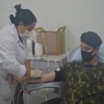DOAÇÃO DE SANGUE No mês de junho o Exército Brasileiro está realizando a Campanha “Ajudar está no nosso sangue”, constante nas Diretrizes de Comunicação Social do Exército, visando à doação voluntária de sangue, com a finalidade de aumentar o número de doações. Neste contexto, no dia 22 de junho de 2022, 39 militares do 7º Regimento de Cavalaria Mecanizado, “Regimento Brigadeiro Vasco Alves Pereira”, realizaram doação de sangue na sala de doações da Santa Casa de Misericórdia, do município de Santana do Livramento, com objetivo de colaborar para reposição de estoque do banco de sangue daquela Instituição e intensificar o espírito de solidariedade, exaltando o lema “EXÉRCITO BRASILEIRO – BRAÇO FORTE, MÃO AMIGA”. Santana do Livramento – RS, 22 de junho de 2022.