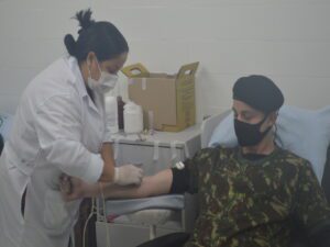DOAÇÃO DE SANGUE No mês de junho o Exército Brasileiro está realizando a Campanha “Ajudar está no nosso sangue”, constante nas Diretrizes de Comunicação Social do Exército, visando à doação voluntária de sangue, com a finalidade de aumentar o número de doações. Neste contexto, no dia 22 de junho de 2022, 39 militares do 7º Regimento de Cavalaria Mecanizado, “Regimento Brigadeiro Vasco Alves Pereira”, realizaram doação de sangue na sala de doações da Santa Casa de Misericórdia, do município de Santana do Livramento, com objetivo de colaborar para reposição de estoque do banco de sangue daquela Instituição e intensificar o espírito de solidariedade, exaltando o lema “EXÉRCITO BRASILEIRO – BRAÇO FORTE, MÃO AMIGA”. Santana do Livramento – RS, 22 de junho de 2022.