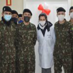 DOAÇÃO DE SANGUE No mês de junho o Exército Brasileiro está realizando a Campanha “Ajudar está no nosso sangue”, constante nas Diretrizes de Comunicação Social do Exército, visando à doação voluntária de sangue, com a finalidade de aumentar o número de doações. Neste contexto, no dia 22 de junho de 2022, 39 militares do 7º Regimento de Cavalaria Mecanizado, “Regimento Brigadeiro Vasco Alves Pereira”, realizaram doação de sangue na sala de doações da Santa Casa de Misericórdia, do município de Santana do Livramento, com objetivo de colaborar para reposição de estoque do banco de sangue daquela Instituição e intensificar o espírito de solidariedade, exaltando o lema “EXÉRCITO BRASILEIRO – BRAÇO FORTE, MÃO AMIGA”. Santana do Livramento – RS, 22 de junho de 2022.