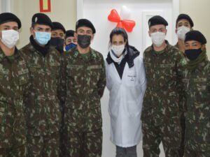 DOAÇÃO DE SANGUE No mês de junho o Exército Brasileiro está realizando a Campanha “Ajudar está no nosso sangue”, constante nas Diretrizes de Comunicação Social do Exército, visando à doação voluntária de sangue, com a finalidade de aumentar o número de doações. Neste contexto, no dia 22 de junho de 2022, 39 militares do 7º Regimento de Cavalaria Mecanizado, “Regimento Brigadeiro Vasco Alves Pereira”, realizaram doação de sangue na sala de doações da Santa Casa de Misericórdia, do município de Santana do Livramento, com objetivo de colaborar para reposição de estoque do banco de sangue daquela Instituição e intensificar o espírito de solidariedade, exaltando o lema “EXÉRCITO BRASILEIRO – BRAÇO FORTE, MÃO AMIGA”. Santana do Livramento – RS, 22 de junho de 2022.