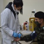 DOAÇÃO DE SANGUE No mês de junho o Exército Brasileiro está realizando a Campanha “Ajudar está no nosso sangue”, constante nas Diretrizes de Comunicação Social do Exército, visando à doação voluntária de sangue, com a finalidade de aumentar o número de doações. Neste contexto, no dia 22 de junho de 2022, 39 militares do 7º Regimento de Cavalaria Mecanizado, “Regimento Brigadeiro Vasco Alves Pereira”, realizaram doação de sangue na sala de doações da Santa Casa de Misericórdia, do município de Santana do Livramento, com objetivo de colaborar para reposição de estoque do banco de sangue daquela Instituição e intensificar o espírito de solidariedade, exaltando o lema “EXÉRCITO BRASILEIRO – BRAÇO FORTE, MÃO AMIGA”. Santana do Livramento – RS, 22 de junho de 2022.