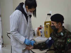 DOAÇÃO DE SANGUE No mês de junho o Exército Brasileiro está realizando a Campanha “Ajudar está no nosso sangue”, constante nas Diretrizes de Comunicação Social do Exército, visando à doação voluntária de sangue, com a finalidade de aumentar o número de doações. Neste contexto, no dia 22 de junho de 2022, 39 militares do 7º Regimento de Cavalaria Mecanizado, “Regimento Brigadeiro Vasco Alves Pereira”, realizaram doação de sangue na sala de doações da Santa Casa de Misericórdia, do município de Santana do Livramento, com objetivo de colaborar para reposição de estoque do banco de sangue daquela Instituição e intensificar o espírito de solidariedade, exaltando o lema “EXÉRCITO BRASILEIRO – BRAÇO FORTE, MÃO AMIGA”. Santana do Livramento – RS, 22 de junho de 2022.