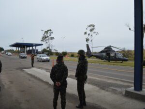 OPERAÇÃO FRONTEIRA SUL O 7° Regimento de Cavalaria Mecanizado, “Regimento Brigadeiro Vasco Alves Pereira”, participou, no período de 18 a 22 de junho de 2022, da Operação Fronteira Sul, em cooperação e coordenação com os Órgãos de Segurança Pública Federais e Estaduais, Instituições de Fiscalização do município de Santana do Livramento, com o objetivo de realizar atividades preventivas e repressivas na faixa de fronteira. Durante a Operação, foi empregado o Esquadrão FORSUL do Regimento, tropa pronto emprego especializada para este tipo de ação. As atividades foram realizadas em diversas áreas do município, por meio de estabelecimento de Postos de Bloqueio e Controle de Estradas, operações do tipo “Check Point”, revistas de automóveis e pessoal, a fim de combater ilícitos transfronteiriços e crimes de descaminho. É o Exército Brasileiro, os Órgãos de Segurança e Fiscalização (Instituições de Estado) sempre presentes e atuantes em suas esferas de atribuições, unindo esforços em apoio à sociedade, mantendo a Soberania e provendo a segurança.