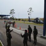 OPERAÇÃO FRONTEIRA SUL O 7° Regimento de Cavalaria Mecanizado, “Regimento Brigadeiro Vasco Alves Pereira”, participou, no período de 18 a 22 de junho de 2022, da Operação Fronteira Sul, em cooperação e coordenação com os Órgãos de Segurança Pública Federais e Estaduais, Instituições de Fiscalização do município de Santana do Livramento, com o objetivo de realizar atividades preventivas e repressivas na faixa de fronteira. Durante a Operação, foi empregado o Esquadrão FORSUL do Regimento, tropa pronto emprego especializada para este tipo de ação. As atividades foram realizadas em diversas áreas do município, por meio de estabelecimento de Postos de Bloqueio e Controle de Estradas, operações do tipo “Check Point”, revistas de automóveis e pessoal, a fim de combater ilícitos transfronteiriços e crimes de descaminho. É o Exército Brasileiro, os Órgãos de Segurança e Fiscalização (Instituições de Estado) sempre presentes e atuantes em suas esferas de atribuições, unindo esforços em apoio à sociedade, mantendo a Soberania e provendo a segurança.