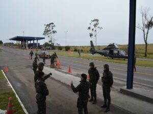 OPERAÇÃO FRONTEIRA SUL O 7° Regimento de Cavalaria Mecanizado, “Regimento Brigadeiro Vasco Alves Pereira”, participou, no período de 18 a 22 de junho de 2022, da Operação Fronteira Sul, em cooperação e coordenação com os Órgãos de Segurança Pública Federais e Estaduais, Instituições de Fiscalização do município de Santana do Livramento, com o objetivo de realizar atividades preventivas e repressivas na faixa de fronteira. Durante a Operação, foi empregado o Esquadrão FORSUL do Regimento, tropa pronto emprego especializada para este tipo de ação. As atividades foram realizadas em diversas áreas do município, por meio de estabelecimento de Postos de Bloqueio e Controle de Estradas, operações do tipo “Check Point”, revistas de automóveis e pessoal, a fim de combater ilícitos transfronteiriços e crimes de descaminho. É o Exército Brasileiro, os Órgãos de Segurança e Fiscalização (Instituições de Estado) sempre presentes e atuantes em suas esferas de atribuições, unindo esforços em apoio à sociedade, mantendo a Soberania e provendo a segurança.