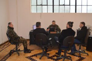 VISITA DOS DIRETORES DA FUNDAÇÃO GAÚCHA DO TRABALHO E AÇÃO SOCIAL (FGTAS) No dia 23 de junho de 2022, o 7º Regimento de Cavalaria Mecanizado (7º RC Mec), “Regimento Brigadeiro Vasco Alves Pereira”, recebeu a visita do Senhor Everaldo Ramos e do Senhor Rogério Anesi, Coordenadores do Projeto Intermediação de Mão de Obra (IMO) Verde Oliva. Os Coordenadores foram recepcionados pelo Senhor Tenente Coronel Rafael Polinício Lanza Braga, Comandante do 7º RC Mec, e durante a reunião foram tratados assuntos inerentes ao Projeto IMO Verde Oliva, que envolve o cadastramento e a realocação, no mercado de trabalho, de militares temporários que serão licenciados do serviço militar. Santana do Livramento – RS, 23 de junho de 2022. RAFAEL POLINÍCIO LANZA BRAGA – Tenente-Coronel