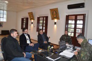 VISITA DOS DIRETORES DA FUNDAÇÃO GAÚCHA DO TRABALHO E AÇÃO SOCIAL (FGTAS) No dia 23 de junho de 2022, o 7º Regimento de Cavalaria Mecanizado (7º RC Mec), “Regimento Brigadeiro Vasco Alves Pereira”, recebeu a visita do Senhor Everaldo Ramos e do Senhor Rogério Anesi, Coordenadores do Projeto Intermediação de Mão de Obra (IMO) Verde Oliva. Os Coordenadores foram recepcionados pelo Senhor Tenente Coronel Rafael Polinício Lanza Braga, Comandante do 7º RC Mec, e durante a reunião foram tratados assuntos inerentes ao Projeto IMO Verde Oliva, que envolve o cadastramento e a realocação, no mercado de trabalho, de militares temporários que serão licenciados do serviço militar. Santana do Livramento – RS, 23 de junho de 2022. RAFAEL POLINÍCIO LANZA BRAGA – Tenente-Coronel