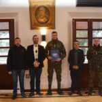 VISITA DOS DIRETORES DA FUNDAÇÃO GAÚCHA DO TRABALHO E AÇÃO SOCIAL (FGTAS) No dia 23 de junho de 2022, o 7º Regimento de Cavalaria Mecanizado (7º RC Mec), “Regimento Brigadeiro Vasco Alves Pereira”, recebeu a visita do Senhor Everaldo Ramos e do Senhor Rogério Anesi, Coordenadores do Projeto Intermediação de Mão de Obra (IMO) Verde Oliva. Os Coordenadores foram recepcionados pelo Senhor Tenente Coronel Rafael Polinício Lanza Braga, Comandante do 7º RC Mec, e durante a reunião foram tratados assuntos inerentes ao Projeto IMO Verde Oliva, que envolve o cadastramento e a realocação, no mercado de trabalho, de militares temporários que serão licenciados do serviço militar. Santana do Livramento – RS, 23 de junho de 2022. RAFAEL POLINÍCIO LANZA BRAGA – Tenente-Coronel