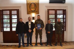 VISITA DOS DIRETORES DA FUNDAÇÃO GAÚCHA DO TRABALHO E AÇÃO SOCIAL (FGTAS) No dia 23 de junho de 2022, o 7º Regimento de Cavalaria Mecanizado (7º RC Mec), “Regimento Brigadeiro Vasco Alves Pereira”, recebeu a visita do Senhor Everaldo Ramos e do Senhor Rogério Anesi, Coordenadores do Projeto Intermediação de Mão de Obra (IMO) Verde Oliva. Os Coordenadores foram recepcionados pelo Senhor Tenente Coronel Rafael Polinício Lanza Braga, Comandante do 7º RC Mec, e durante a reunião foram tratados assuntos inerentes ao Projeto IMO Verde Oliva, que envolve o cadastramento e a realocação, no mercado de trabalho, de militares temporários que serão licenciados do serviço militar. Santana do Livramento – RS, 23 de junho de 2022. RAFAEL POLINÍCIO LANZA BRAGA – Tenente-Coronel