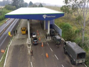 OPERAÇÃO FRONTEIRA SUL O 7° Regimento de Cavalaria Mecanizado, “Regimento Brigadeiro Vasco Alves Pereira”, participou, no período de 18 a 22 de junho de 2022, da Operação Fronteira Sul, em cooperação e coordenação com os Órgãos de Segurança Pública Federais e Estaduais, Instituições de Fiscalização do município de Santana do Livramento, com o objetivo de realizar atividades preventivas e repressivas na faixa de fronteira. Durante a Operação, foi empregado o Esquadrão FORSUL do Regimento, tropa pronto emprego especializada para este tipo de ação. As atividades foram realizadas em diversas áreas do município, por meio de estabelecimento de Postos de Bloqueio e Controle de Estradas, operações do tipo “Check Point”, revistas de automóveis e pessoal, a fim de combater ilícitos transfronteiriços e crimes de descaminho. É o Exército Brasileiro, os Órgãos de Segurança e Fiscalização (Instituições de Estado) sempre presentes e atuantes em suas esferas de atribuições, unindo esforços em apoio à sociedade, mantendo a Soberania e provendo a segurança.