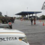 OPERAÇÃO FRONTEIRA SUL O 7° Regimento de Cavalaria Mecanizado, “Regimento Brigadeiro Vasco Alves Pereira”, participou, no período de 18 a 22 de junho de 2022, da Operação Fronteira Sul, em cooperação e coordenação com os Órgãos de Segurança Pública Federais e Estaduais, Instituições de Fiscalização do município de Santana do Livramento, com o objetivo de realizar atividades preventivas e repressivas na faixa de fronteira. Durante a Operação, foi empregado o Esquadrão FORSUL do Regimento, tropa pronto emprego especializada para este tipo de ação. As atividades foram realizadas em diversas áreas do município, por meio de estabelecimento de Postos de Bloqueio e Controle de Estradas, operações do tipo “Check Point”, revistas de automóveis e pessoal, a fim de combater ilícitos transfronteiriços e crimes de descaminho. É o Exército Brasileiro, os Órgãos de Segurança e Fiscalização (Instituições de Estado) sempre presentes e atuantes em suas esferas de atribuições, unindo esforços em apoio à sociedade, mantendo a Soberania e provendo a segurança.