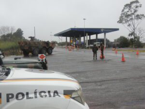 OPERAÇÃO FRONTEIRA SUL O 7° Regimento de Cavalaria Mecanizado, “Regimento Brigadeiro Vasco Alves Pereira”, participou, no período de 18 a 22 de junho de 2022, da Operação Fronteira Sul, em cooperação e coordenação com os Órgãos de Segurança Pública Federais e Estaduais, Instituições de Fiscalização do município de Santana do Livramento, com o objetivo de realizar atividades preventivas e repressivas na faixa de fronteira. Durante a Operação, foi empregado o Esquadrão FORSUL do Regimento, tropa pronto emprego especializada para este tipo de ação. As atividades foram realizadas em diversas áreas do município, por meio de estabelecimento de Postos de Bloqueio e Controle de Estradas, operações do tipo “Check Point”, revistas de automóveis e pessoal, a fim de combater ilícitos transfronteiriços e crimes de descaminho. É o Exército Brasileiro, os Órgãos de Segurança e Fiscalização (Instituições de Estado) sempre presentes e atuantes em suas esferas de atribuições, unindo esforços em apoio à sociedade, mantendo a Soberania e provendo a segurança.