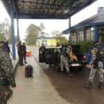 OPERAÇÃO FRONTEIRA SUL O 7° Regimento de Cavalaria Mecanizado, “Regimento Brigadeiro Vasco Alves Pereira”, participou, no período de 18 a 22 de junho de 2022, da Operação Fronteira Sul, em cooperação e coordenação com os Órgãos de Segurança Pública Federais e Estaduais, Instituições de Fiscalização do município de Santana do Livramento, com o objetivo de realizar atividades preventivas e repressivas na faixa de fronteira. Durante a Operação, foi empregado o Esquadrão FORSUL do Regimento, tropa pronto emprego especializada para este tipo de ação. As atividades foram realizadas em diversas áreas do município, por meio de estabelecimento de Postos de Bloqueio e Controle de Estradas, operações do tipo “Check Point”, revistas de automóveis e pessoal, a fim de combater ilícitos transfronteiriços e crimes de descaminho. É o Exército Brasileiro, os Órgãos de Segurança e Fiscalização (Instituições de Estado) sempre presentes e atuantes em suas esferas de atribuições, unindo esforços em apoio à sociedade, mantendo a Soberania e provendo a segurança.