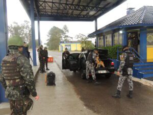 OPERAÇÃO FRONTEIRA SUL O 7° Regimento de Cavalaria Mecanizado, “Regimento Brigadeiro Vasco Alves Pereira”, participou, no período de 18 a 22 de junho de 2022, da Operação Fronteira Sul, em cooperação e coordenação com os Órgãos de Segurança Pública Federais e Estaduais, Instituições de Fiscalização do município de Santana do Livramento, com o objetivo de realizar atividades preventivas e repressivas na faixa de fronteira. Durante a Operação, foi empregado o Esquadrão FORSUL do Regimento, tropa pronto emprego especializada para este tipo de ação. As atividades foram realizadas em diversas áreas do município, por meio de estabelecimento de Postos de Bloqueio e Controle de Estradas, operações do tipo “Check Point”, revistas de automóveis e pessoal, a fim de combater ilícitos transfronteiriços e crimes de descaminho. É o Exército Brasileiro, os Órgãos de Segurança e Fiscalização (Instituições de Estado) sempre presentes e atuantes em suas esferas de atribuições, unindo esforços em apoio à sociedade, mantendo a Soberania e provendo a segurança.