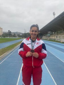 Militares do 7º RC Mec vencem Jogos Desportivos Na última semana, militares do 7º Regimento de Cavalaria Mecanizado, estiveram participando dos Jogos Desportivos do Comando Militar do Sul, que aconteceu nas cidades de Porto Alegre e Santa Maria. De acordo com o comandante do Regimento, tenente coronel Rafael Polinício Lanza Braga, os militares participantes compuseram as equipes desportivas da 6ª Divisão de Exército e conquistaram medalhas nas categorias natação, atletismo e orientação através campo. O 1º tenente Samuel Nardello Pontel recebeu medalhas de 3º lugar nas categorias 100 metros nado costas e 200 metros medley e 2º lugar nas modalidades revezamento 4 x 100 metros nado livre e revezamento 4 x 50 metros nado 4 estilos. O 3º sargento Fabrício Rodrigues Menezes, recebeu medalhas de 1º lugar na prova de 100 metros rasos da modalidade de atletismo. A 3º sargento Franciele Moreira do Espírito Santo, recebeu medalha de 3º lugar na prova de 400 metros rasos da modalidade de atletismo. O cabo Álvaro Garim Menezes recebeu de 1º lugar na prova de lançamento do dardo da modalidade de atletismo. Por último, a 3º sargento Thallyta Santos da Silva recebeu a medalha de 6º lugar individual feminino na modalidade de orientação através campo. “Parabenizamos os militares pela participação e sucesso alcançado na referida competição”, destacou o comandante.