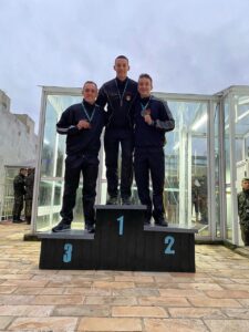 Militares do 7º RC Mec vencem Jogos Desportivos Na última semana, militares do 7º Regimento de Cavalaria Mecanizado, estiveram participando dos Jogos Desportivos do Comando Militar do Sul, que aconteceu nas cidades de Porto Alegre e Santa Maria. De acordo com o comandante do Regimento, tenente coronel Rafael Polinício Lanza Braga, os militares participantes compuseram as equipes desportivas da 6ª Divisão de Exército e conquistaram medalhas nas categorias natação, atletismo e orientação através campo. O 1º tenente Samuel Nardello Pontel recebeu medalhas de 3º lugar nas categorias 100 metros nado costas e 200 metros medley e 2º lugar nas modalidades revezamento 4 x 100 metros nado livre e revezamento 4 x 50 metros nado 4 estilos. O 3º sargento Fabrício Rodrigues Menezes, recebeu medalhas de 1º lugar na prova de 100 metros rasos da modalidade de atletismo. A 3º sargento Franciele Moreira do Espírito Santo, recebeu medalha de 3º lugar na prova de 400 metros rasos da modalidade de atletismo. O cabo Álvaro Garim Menezes recebeu de 1º lugar na prova de lançamento do dardo da modalidade de atletismo. Por último, a 3º sargento Thallyta Santos da Silva recebeu a medalha de 6º lugar individual feminino na modalidade de orientação através campo. “Parabenizamos os militares pela participação e sucesso alcançado na referida competição”, destacou o comandante.