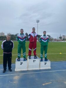 Militares do 7º RC Mec vencem Jogos Desportivos Na última semana, militares do 7º Regimento de Cavalaria Mecanizado, estiveram participando dos Jogos Desportivos do Comando Militar do Sul, que aconteceu nas cidades de Porto Alegre e Santa Maria. De acordo com o comandante do Regimento, tenente coronel Rafael Polinício Lanza Braga, os militares participantes compuseram as equipes desportivas da 6ª Divisão de Exército e conquistaram medalhas nas categorias natação, atletismo e orientação através campo. O 1º tenente Samuel Nardello Pontel recebeu medalhas de 3º lugar nas categorias 100 metros nado costas e 200 metros medley e 2º lugar nas modalidades revezamento 4 x 100 metros nado livre e revezamento 4 x 50 metros nado 4 estilos. O 3º sargento Fabrício Rodrigues Menezes, recebeu medalhas de 1º lugar na prova de 100 metros rasos da modalidade de atletismo. A 3º sargento Franciele Moreira do Espírito Santo, recebeu medalha de 3º lugar na prova de 400 metros rasos da modalidade de atletismo. O cabo Álvaro Garim Menezes recebeu de 1º lugar na prova de lançamento do dardo da modalidade de atletismo. Por último, a 3º sargento Thallyta Santos da Silva recebeu a medalha de 6º lugar individual feminino na modalidade de orientação através campo. “Parabenizamos os militares pela participação e sucesso alcançado na referida competição”, destacou o comandante.