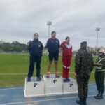 Militares do 7º RC Mec vencem Jogos Desportivos Na última semana, militares do 7º Regimento de Cavalaria Mecanizado, estiveram participando dos Jogos Desportivos do Comando Militar do Sul, que aconteceu nas cidades de Porto Alegre e Santa Maria. De acordo com o comandante do Regimento, tenente coronel Rafael Polinício Lanza Braga, os militares participantes compuseram as equipes desportivas da 6ª Divisão de Exército e conquistaram medalhas nas categorias natação, atletismo e orientação através campo. O 1º tenente Samuel Nardello Pontel recebeu medalhas de 3º lugar nas categorias 100 metros nado costas e 200 metros medley e 2º lugar nas modalidades revezamento 4 x 100 metros nado livre e revezamento 4 x 50 metros nado 4 estilos. O 3º sargento Fabrício Rodrigues Menezes, recebeu medalhas de 1º lugar na prova de 100 metros rasos da modalidade de atletismo. A 3º sargento Franciele Moreira do Espírito Santo, recebeu medalha de 3º lugar na prova de 400 metros rasos da modalidade de atletismo. O cabo Álvaro Garim Menezes recebeu de 1º lugar na prova de lançamento do dardo da modalidade de atletismo. Por último, a 3º sargento Thallyta Santos da Silva recebeu a medalha de 6º lugar individual feminino na modalidade de orientação através campo. “Parabenizamos os militares pela participação e sucesso alcançado na referida competição”, destacou o comandante.