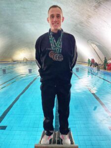 Militares do 7º RC Mec vencem Jogos Desportivos Na última semana, militares do 7º Regimento de Cavalaria Mecanizado, estiveram participando dos Jogos Desportivos do Comando Militar do Sul, que aconteceu nas cidades de Porto Alegre e Santa Maria. De acordo com o comandante do Regimento, tenente coronel Rafael Polinício Lanza Braga, os militares participantes compuseram as equipes desportivas da 6ª Divisão de Exército e conquistaram medalhas nas categorias natação, atletismo e orientação através campo. O 1º tenente Samuel Nardello Pontel recebeu medalhas de 3º lugar nas categorias 100 metros nado costas e 200 metros medley e 2º lugar nas modalidades revezamento 4 x 100 metros nado livre e revezamento 4 x 50 metros nado 4 estilos. O 3º sargento Fabrício Rodrigues Menezes, recebeu medalhas de 1º lugar na prova de 100 metros rasos da modalidade de atletismo. A 3º sargento Franciele Moreira do Espírito Santo, recebeu medalha de 3º lugar na prova de 400 metros rasos da modalidade de atletismo. O cabo Álvaro Garim Menezes recebeu de 1º lugar na prova de lançamento do dardo da modalidade de atletismo. Por último, a 3º sargento Thallyta Santos da Silva recebeu a medalha de 6º lugar individual feminino na modalidade de orientação através campo. “Parabenizamos os militares pela participação e sucesso alcançado na referida competição”, destacou o comandante.