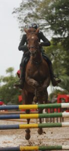 Temporada Hípica do 7º acontece em agosto Na última quinta-feira (9), aconteceu no 7º Regimento de Cavalaria Mecanizado (7º RC Mec), a 1ª reunião de coordenação para organização da Temporada Hípica organizada pelo regimento. A competição está prevista para ocorrer no período de 18 a 21 de agosto deste ano e contará com a participação estimada de mais de 100 conjuntos dos municípios da região e do norte do Uruguai. De acordo com o Subcomandante do 7º RC Mec, tenente coronel Jeandré Peralta Umpierre, a reunião contou com a participação de empresários e imprensa de Sant’Ana do Livramento.