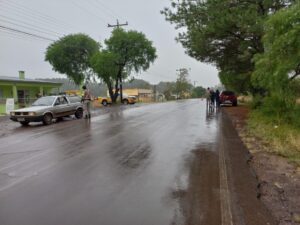 Policiais Militares do 2° Batalhão Rodoviário da Brigada Militar realizam operações de fiscalização de trânsito no município de Santana do Livramento. Nesta Quarta-Feira (22/06) os policiais militares do 4° Pel Rv Alegrete realizam Operação de fiscalização de trânsito na ERS 654 Km 01 em Santana do Livramento ao abordar o veículo placas IFA3444 tendo como condutor Tiago da Rosa Cabeda constatou-se que o indivíduo consta no sistema como recolhido no regime semi aberto da SUSEPE, onde foi feito o contato com este órgão sendo informado que encontra-se em situação de irregularidade no sistema prisional, sendo conduzido ao Pronto Atendimento Municipal de Santana do Livramento e posterior a Delegacia de Polícia para providências cabíveis. Efetivo de serviço: Permanência: 2 SGT PME ROMARIO GU empregada : SD MOTA SD RAGIRE E SD VICTOR Texto: SGT ARLÃ Fotos: SD RAGIRE